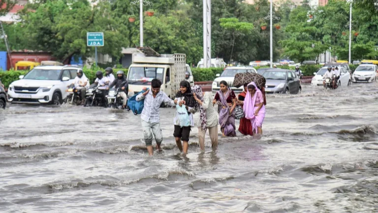 Rajasthan Weather Update : राजस्थान में आज जमकर बरसेंगे मेघा, भयंकर बारिश के साथ तेज हवा मचाएगी कहर, पढ़ें वेदर अपडेट